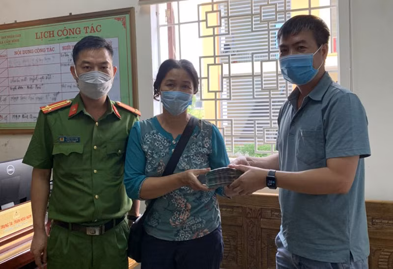 Trao trả 250 triệu đồng chuyển nhầm vào tài khoản ngân hàng -0