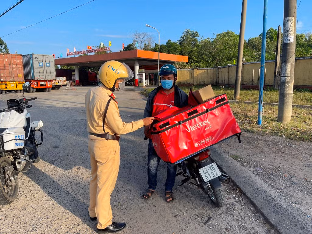 CSGT Đà Nẵng “trang bị” kiến thức Luật an toàn giao thông cho tài xế xe công nghệ, doanh nghiệp vận tải -0