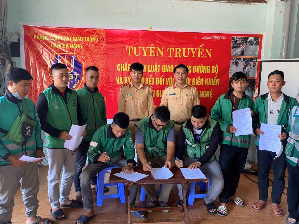 CSGT Đà Nẵng “trang bị” kiến thức Luật an toàn giao thông cho tài xế xe công nghệ, doanh nghiệp vận tải -1