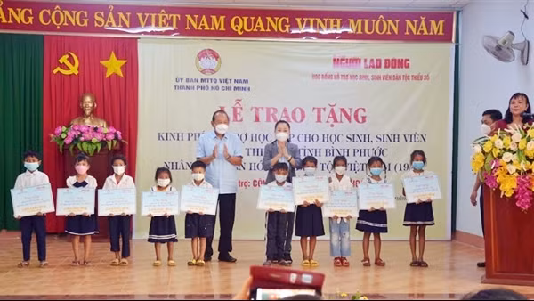 Nguyên Phó Thủ tướng Trương Hòa Bình tặng quà học sinh, sinh viên