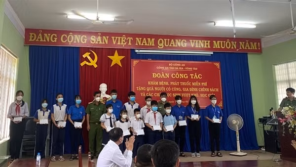 Thăm hỏi, tặng quà, khám bệnh cho gia đình cựu tù chính trị Côn Đảo