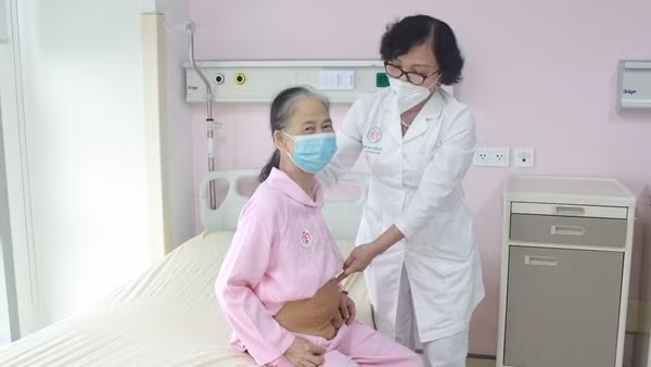 Phẫu thuật khối u buồng trứng nặng 5,5kg cho cụ bà 71 tuổi