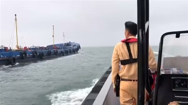 CSGT đường thủy áp tải tàu chở 1 triệu lít xăng lậu