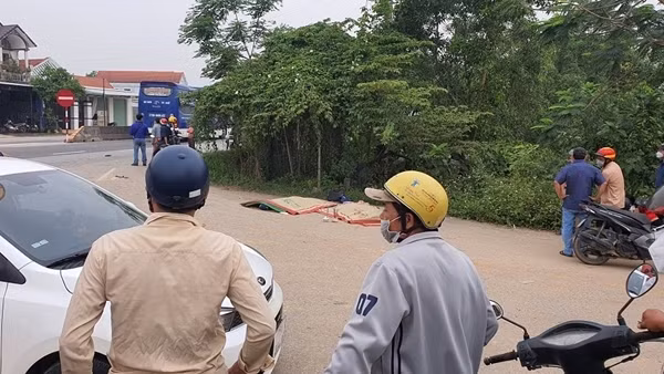 Ô tô lùa 6 xe máy rồi tông vào nhà dân, 3 người trọng thương ảnh 5