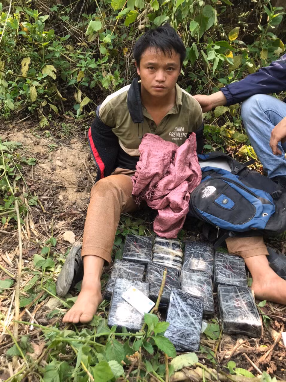 đối tượng thào a nhìa và tang vật tại hiện trường.jpg -0