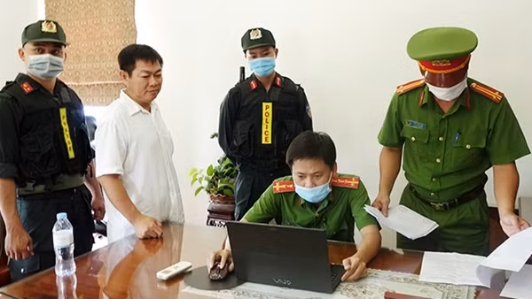 “Làm xiếc” với sim điện thoại, chiếm đoạt đối tác cũ hơn 1 tỷ đồng ảnh 4