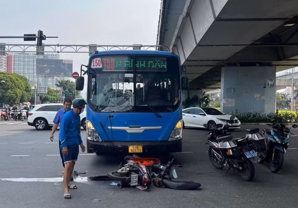 Hai phụ hồ tử vong sau khi va chạm với xe buýt -0