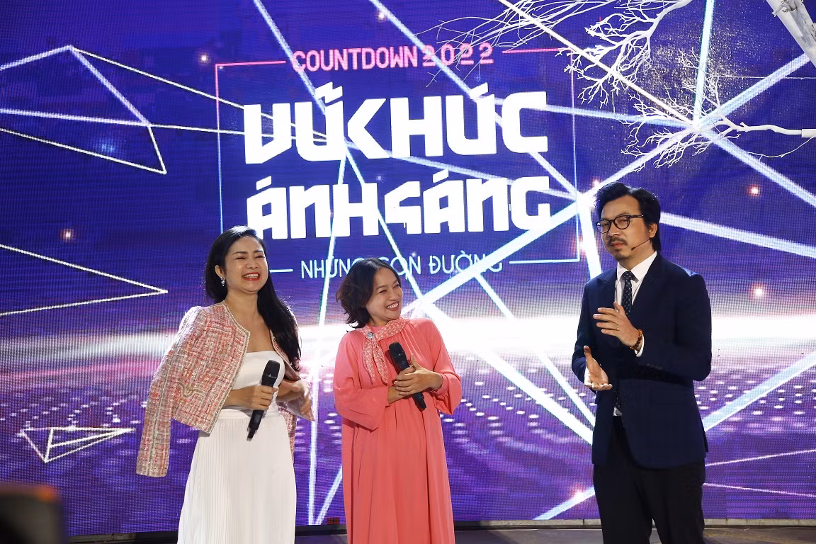 Giáo sư Cù Trọng Xoay cùng dàn sao hội ngộ trong “Vũ khúc ánh sáng – Countdown 2022” -0