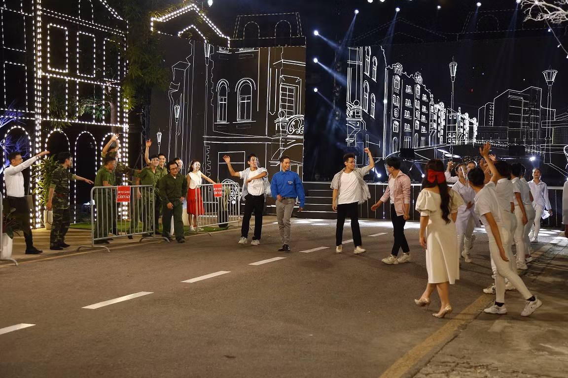 Giáo sư Cù Trọng Xoay cùng dàn sao hội ngộ trong “Vũ khúc ánh sáng – Countdown 2022” -0