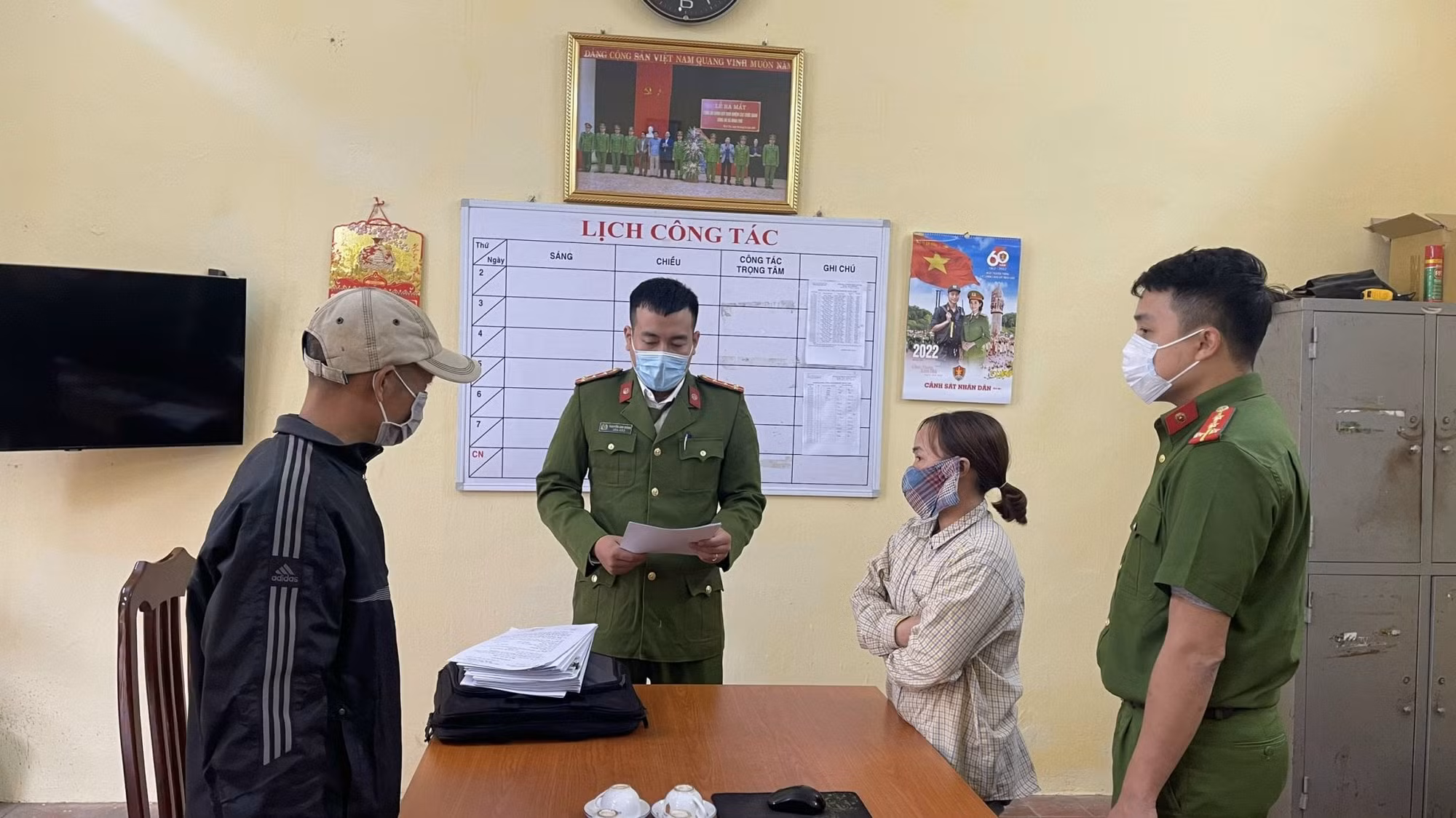 Đánh tráo giấy tờ, giả mạo chủ sở hữu lừa bán nhiều lô đất -0