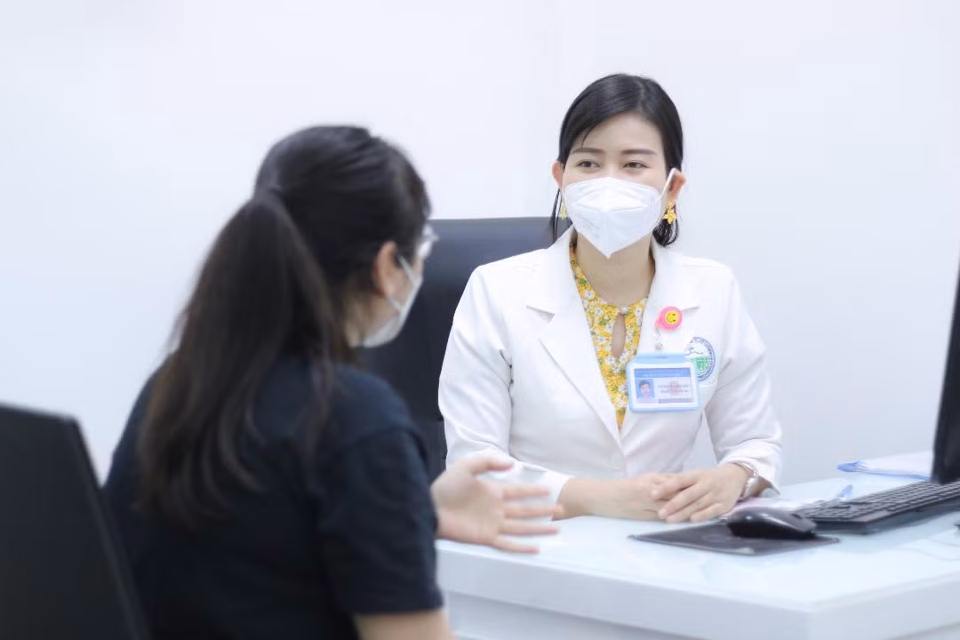 Làm đẹp tại spa, cô gái trẻ bị biến chứng, nhiễm trùng nhũ hoa -0
