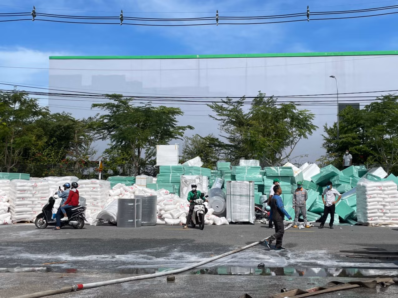 Cháy lớn tại Công ty sản xuất thiết bị cách âm cách nhiệt rộng 10.000m2&nbsp;trong Khu công nghiệp -0
