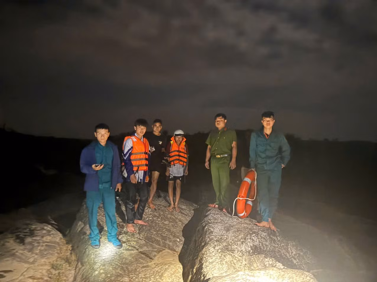 Giải cứu hai em học sinh mắc kẹt ở hạ lưu thủy điện Đăk Srông -0