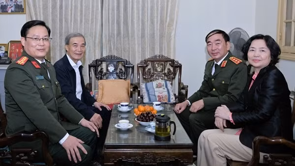 Thứ trưởng Trần Quốc Tỏ thăm, chúc Tết gia đình cố Thứ trưởng Thường trực Phạm Tâm Long