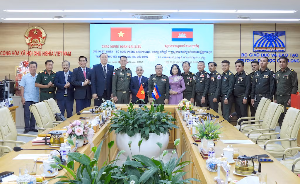 bản sao 4 đại biểu chụp ảnh lưu niệm..jpeg -0