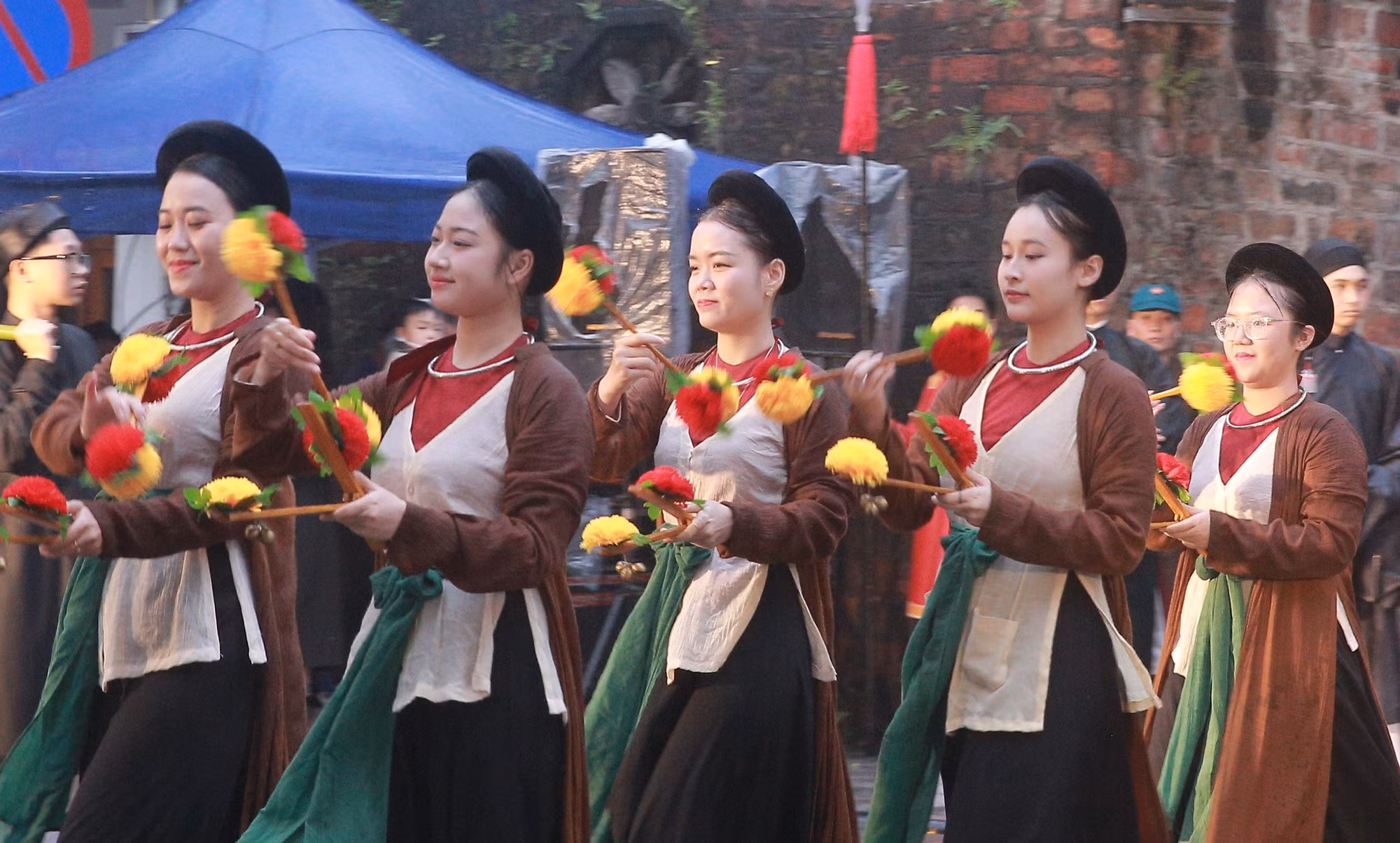 Người dân, du khách đội mưa rét, rộn ràng đón xuân trên nhiều tuyến phố cổ Hà Nội -1