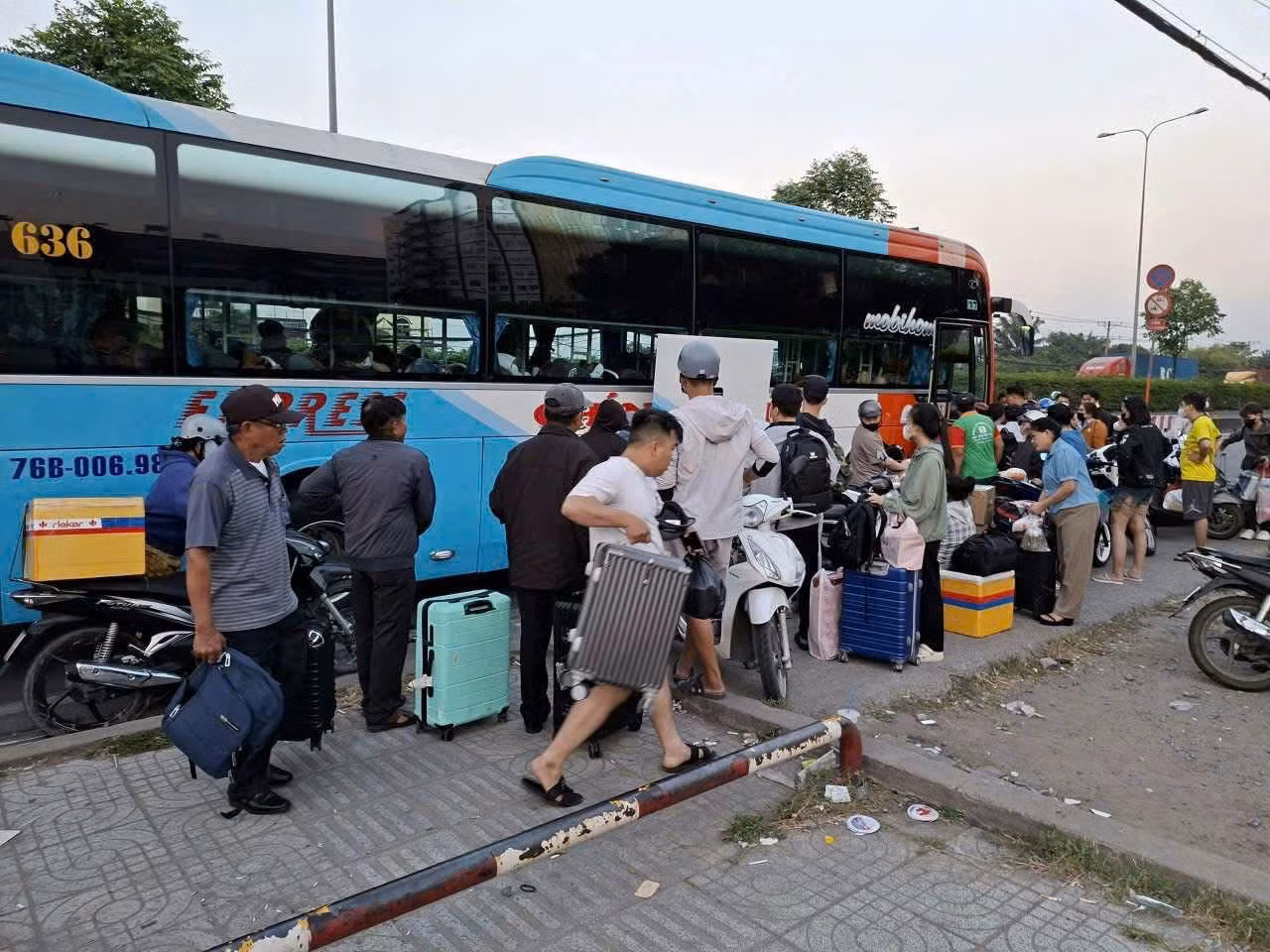 TP Hồ Chí Minh: Xe ngang nhiên dừng đón khách, khách vạ vật ngoài đường chờ đón xe về quê dịp Tết -0