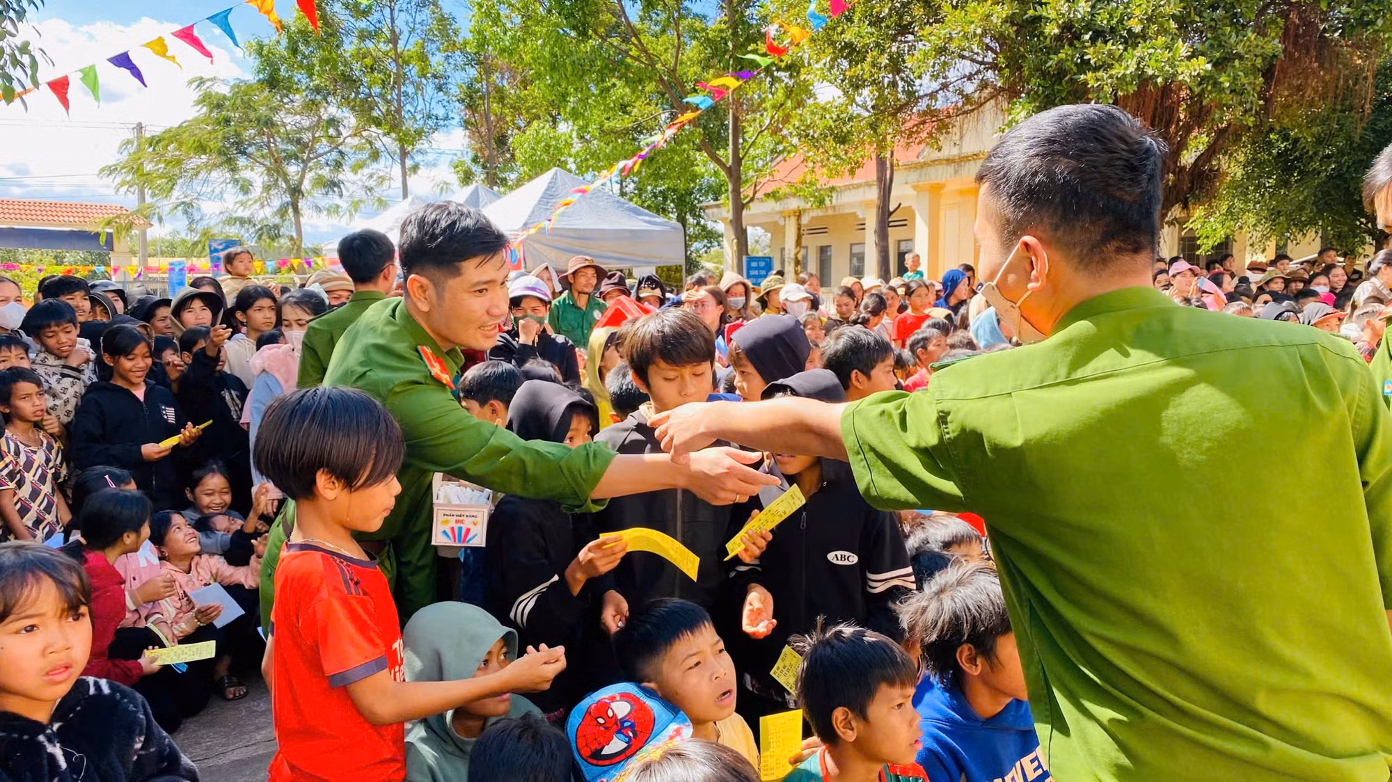 Xuân ấm áp, Tết yêu thương -0