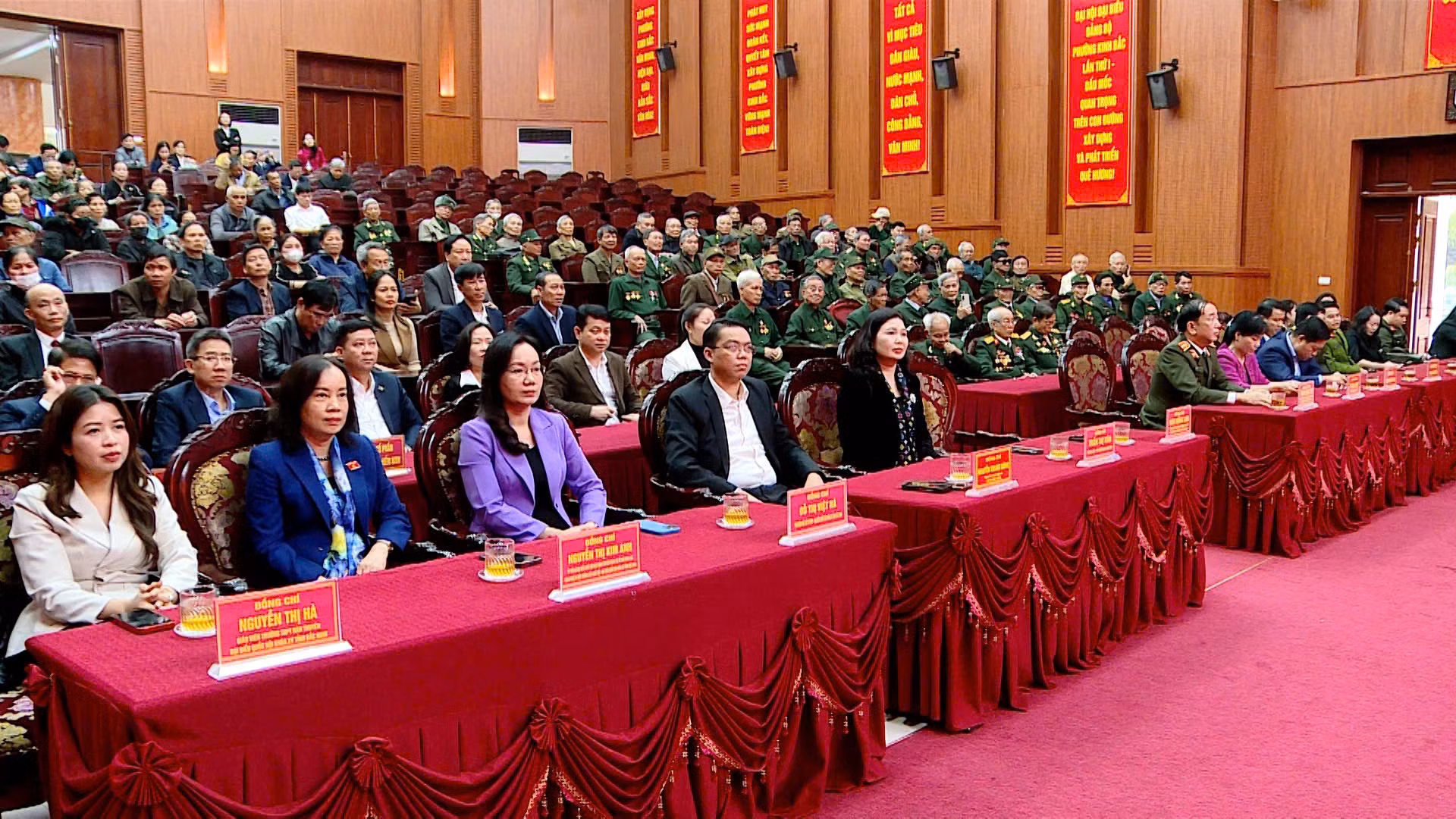 Đoàn ĐBQH tỉnh Bắc Ninh trao quà Tết cho các đối tượng chính sách - xã hội nhân dịp Tết nguyên đán -2