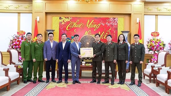 Công an Bắc Ninh tặng quà tại Trung tâm điều dưỡng thương binh Lạng Giang