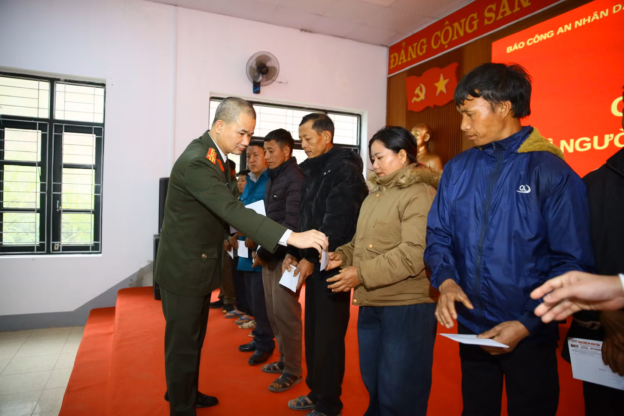 Góp hương xuân, sẻ chia khó khăn với bà con nghèo vùng biên giới Điện Biên -0