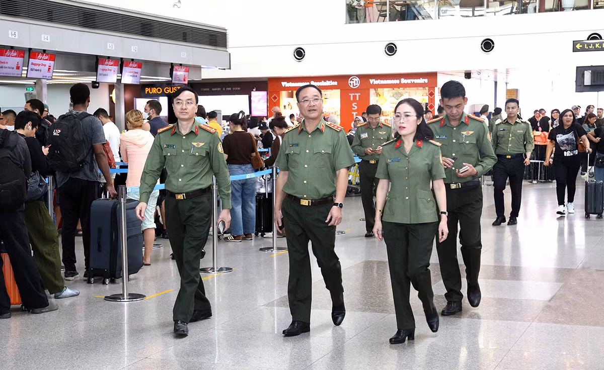Thứ trưởng Phạm Thế Tùng kiểm tra công tác tại Cảng hàng không Quốc tế Tân Sơn Nhất -0