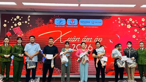 Học viện CSND trao tặng 300 suất quà Tết cho bệnh nhi