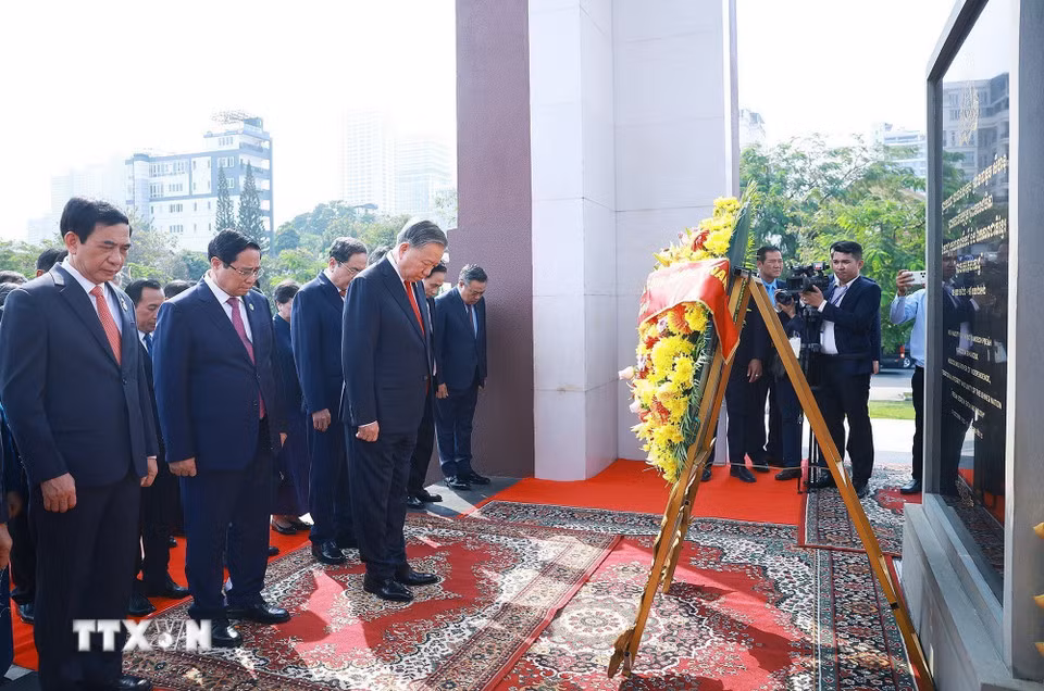 Tổng Bí thư Tô Lâm đặt vòng hoa tại Đài Độc lập, Đài tưởng niệm cố Quốc vương Norodom Sihanouk, Đài Hữu nghị Campuchia-Việt Nam -0