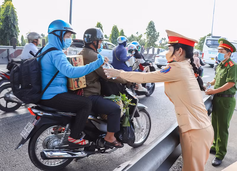 Xây dựng hình ảnh đẹp về người chiến sĩ CSGT ở Vĩnh Long -0