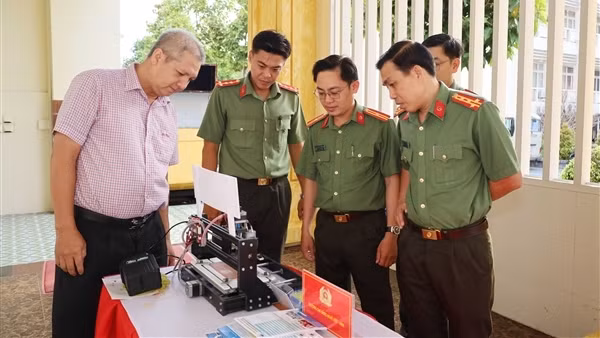 Tư vấn hướng nghiệp cho gần 300 chiến sĩ Công an sắp xuất ngũ