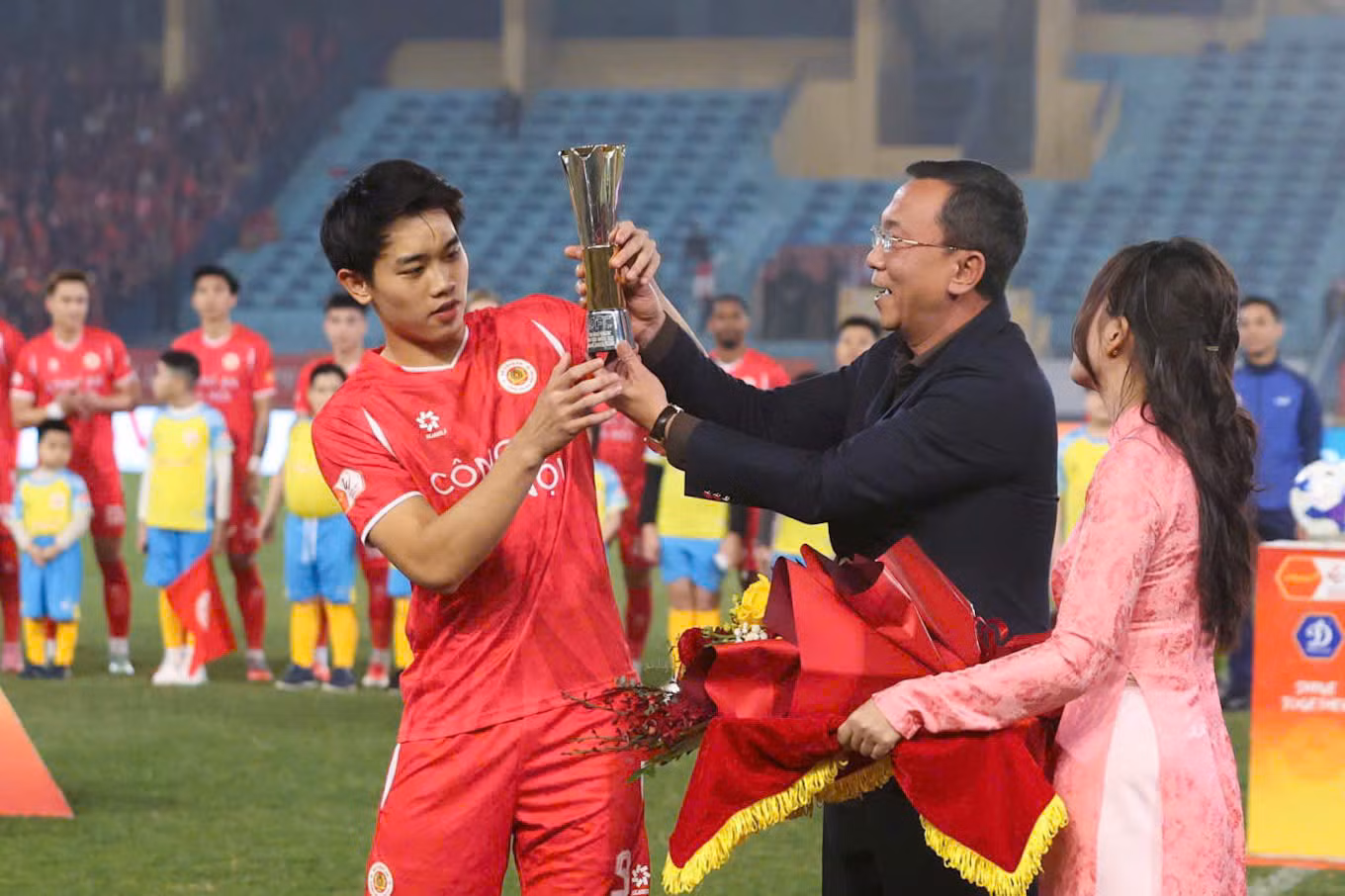 CLB Công an Hà Nội ngược dòng đánh bại Ninh Bình, chiếm ngôi đầu bảng V.League -0