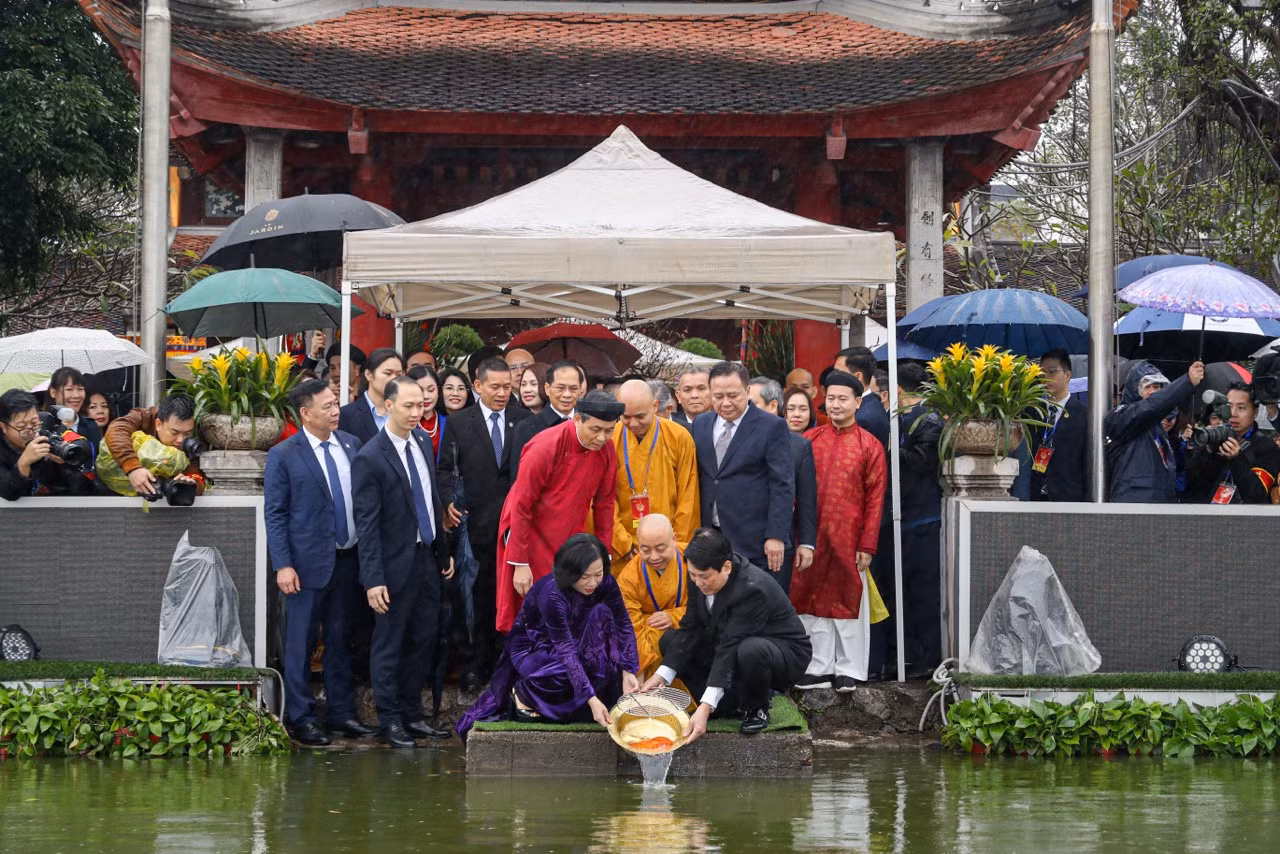 Chủ tịch nước Lương Cường cùng đại biểu kiều bào dâng hương tại Tượng đài Lý Thái Tổ và đền Ngọc Sơn - 1