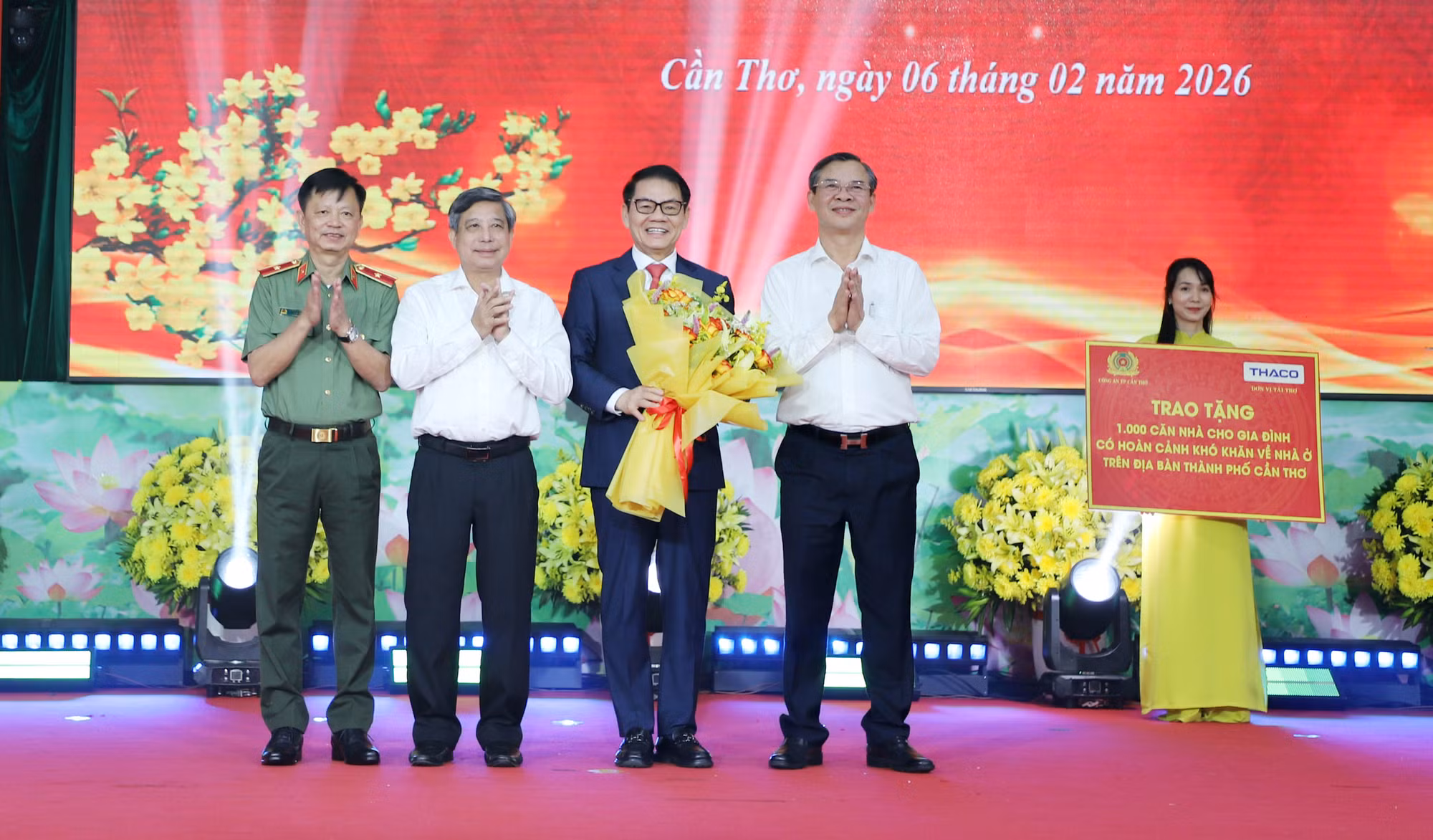 Công an TP Cần Thơ vận động, trao tặng 1.000 căn nhà cho các gia đình khó khăn -0
