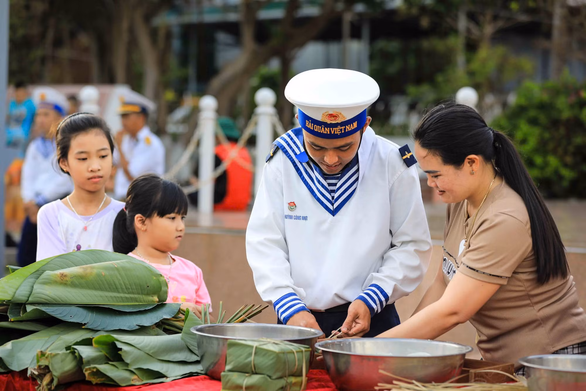 Những tấm lòng vượt sóng vì nhau -1