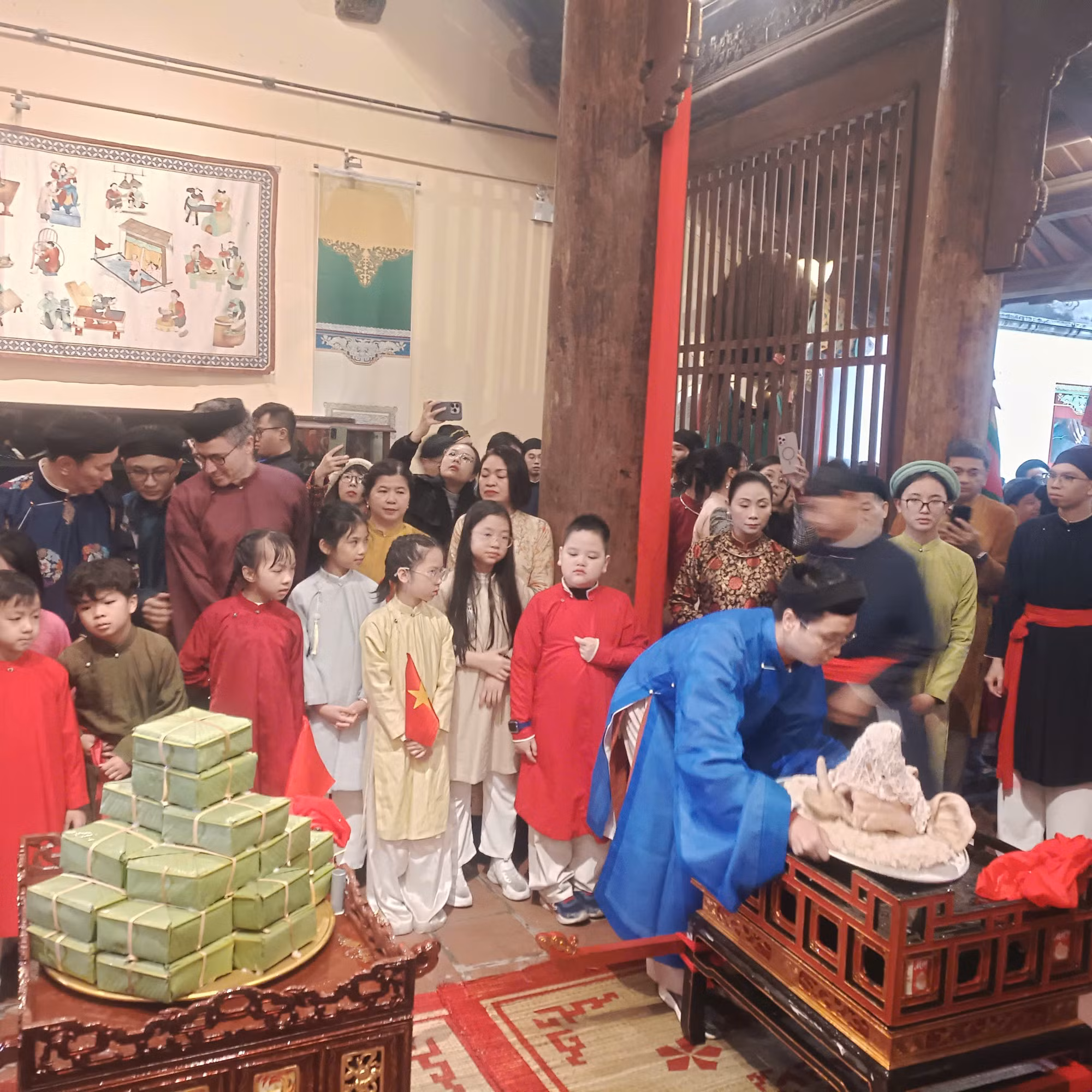 Người dân, du khách đội mưa rét, rộn ràng đón xuân trên nhiều tuyến phố cổ Hà Nội -1
