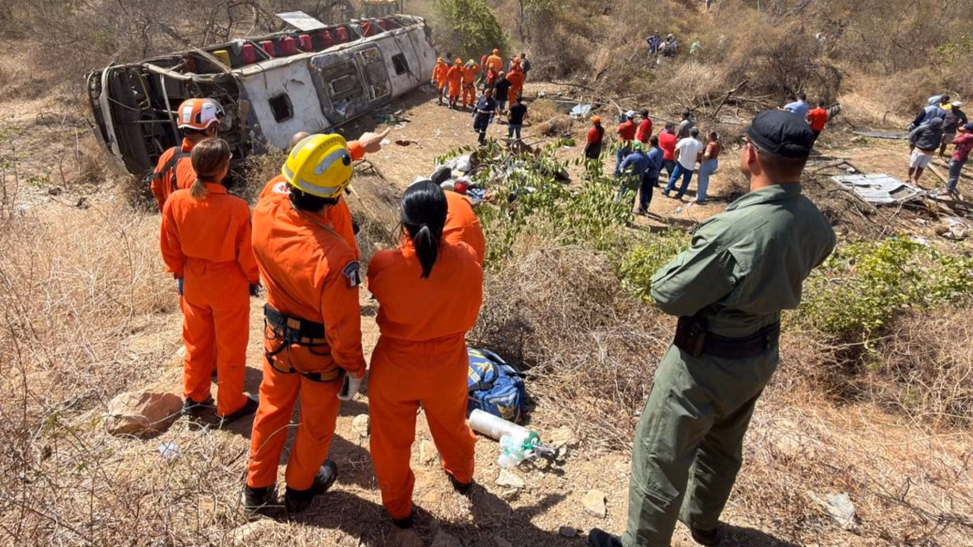 Brazil: Xe buýt mất lái khi qua cua, nhiều người bị hất văng ra ngoài tử vong -0