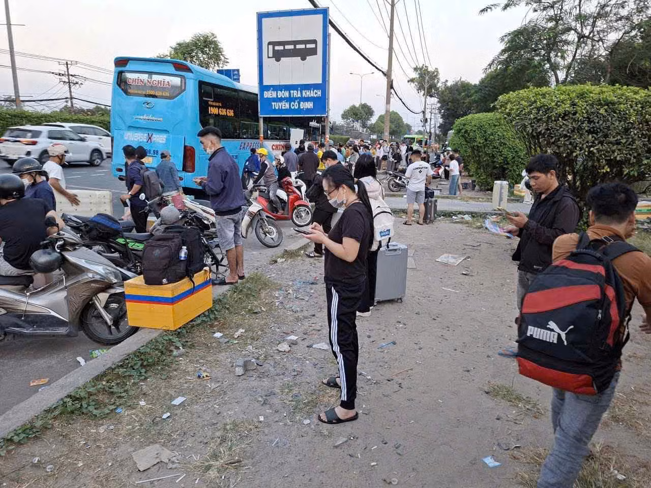 TP Hồ Chí Minh: Xe ngang nhiên dừng đón khách, khách vạ vật ngoài đường chờ đón xe về quê dịp Tết -0