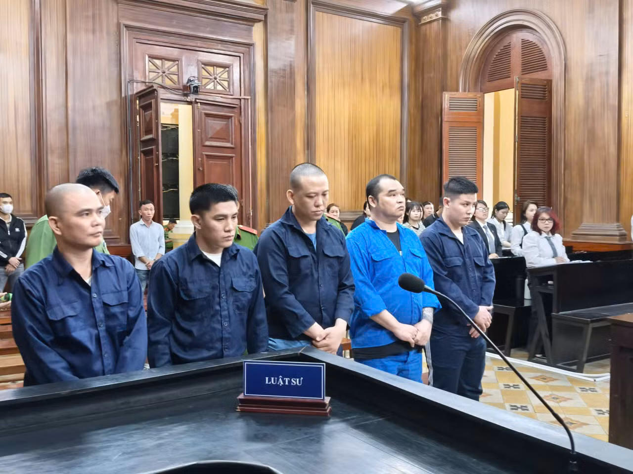 Tuyên 1 án tử hình, 3 án chung thân đối với các bị cáo trong đường dây mua bán ma túy và tàng trữ vũ khí quân dụng -0