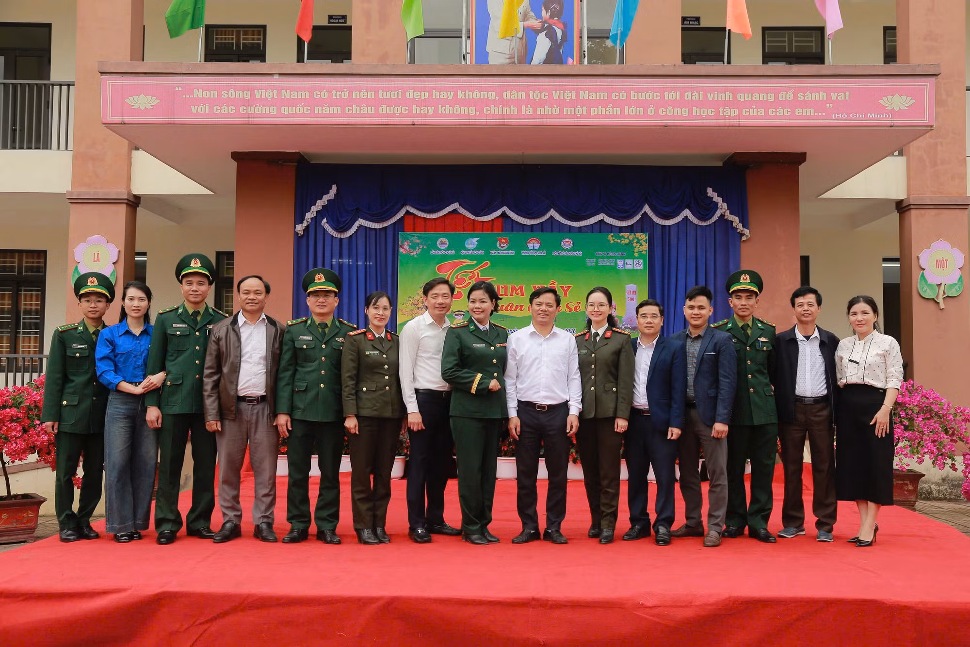 Mang Xuân ấm tới trẻ em và các gia đình khó khăn vùng biên Hà Tĩnh -0