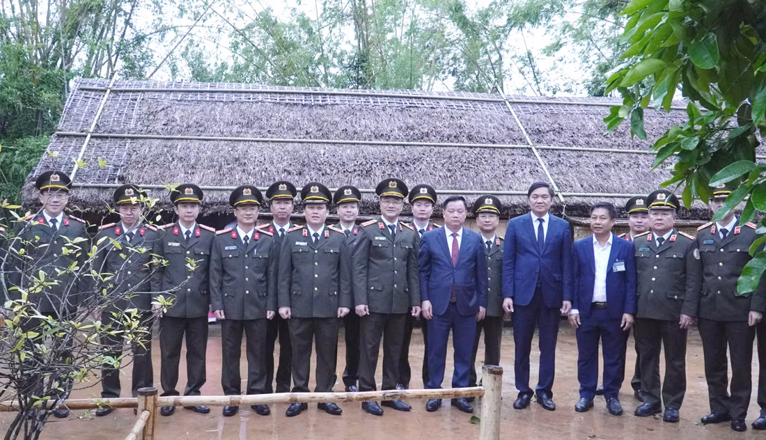 Thứ trưởng Phạm Thế Tùng dâng hoa, dâng hương tưởng niệm Chủ tịch Hồ Chí Minh -0