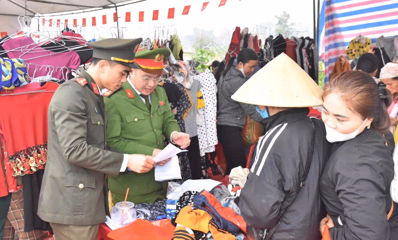 Những gian hàng “không đồng” ấm áp nghĩa tình của Công xã Nguyệt Ấn -0