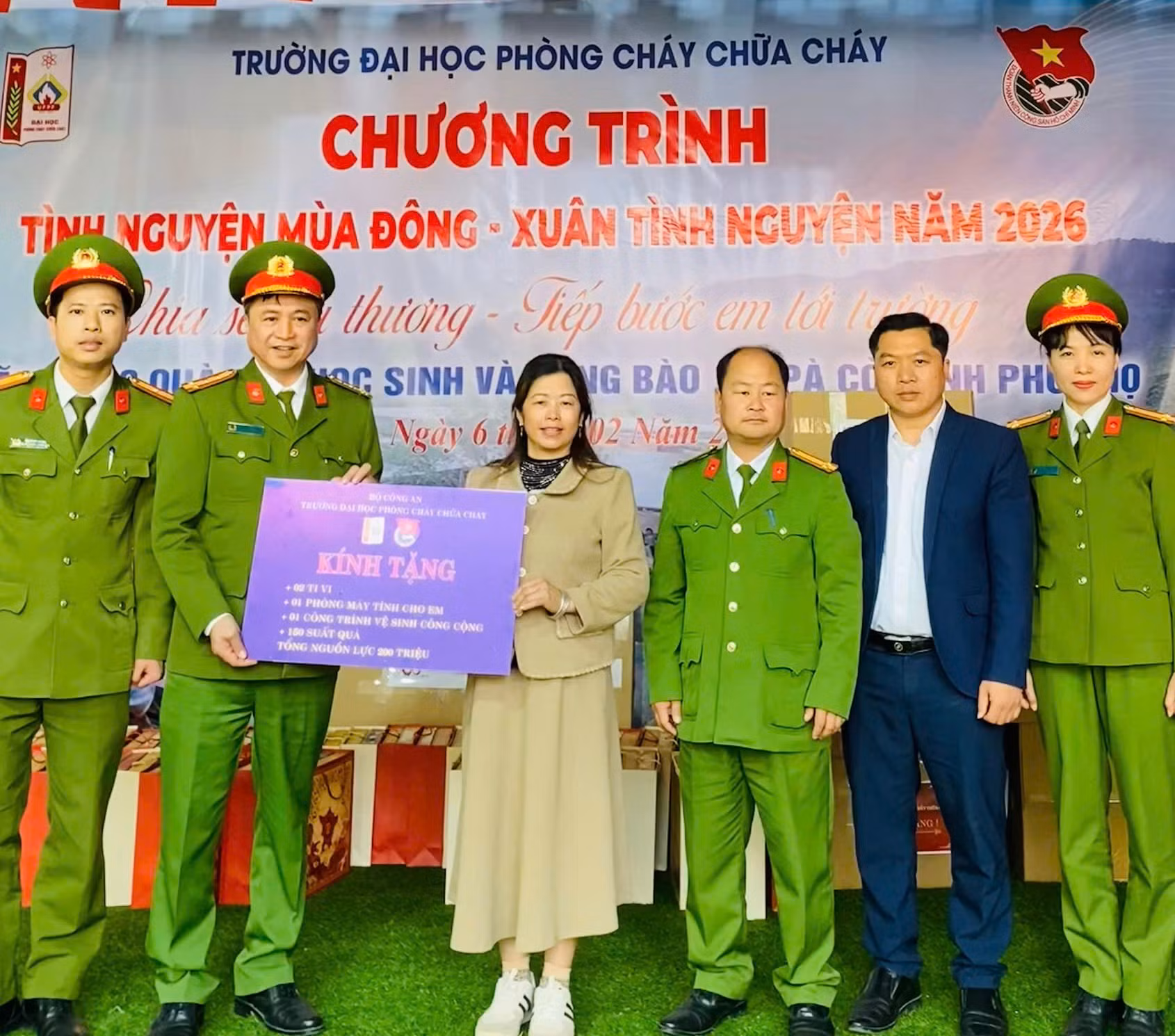 Trường Đại học PCCC mang Xuân ấm yêu thương về với học sinh nghèo tại Phú Thọ -0