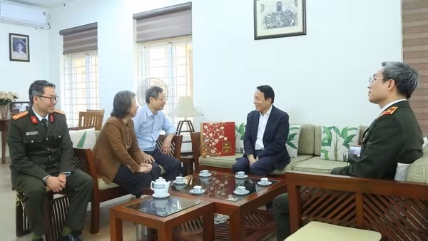 Bộ trưởng Lương Tam Quang chúc Tết, tri ân, thăm hỏi thân nhân gia đình các đồng chí cố lãnh đạo Bộ