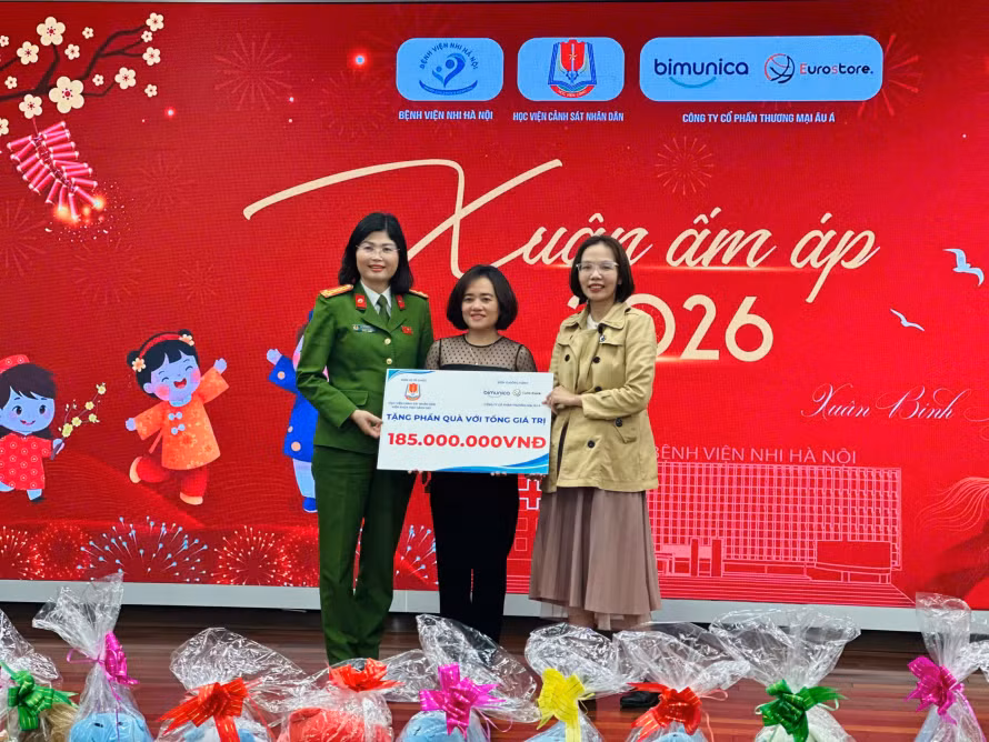 Học viện CSND trao tặng 300 suất quà Tết cho bệnh nhi nội trú Bệnh viện Nhi Hà Nội -0