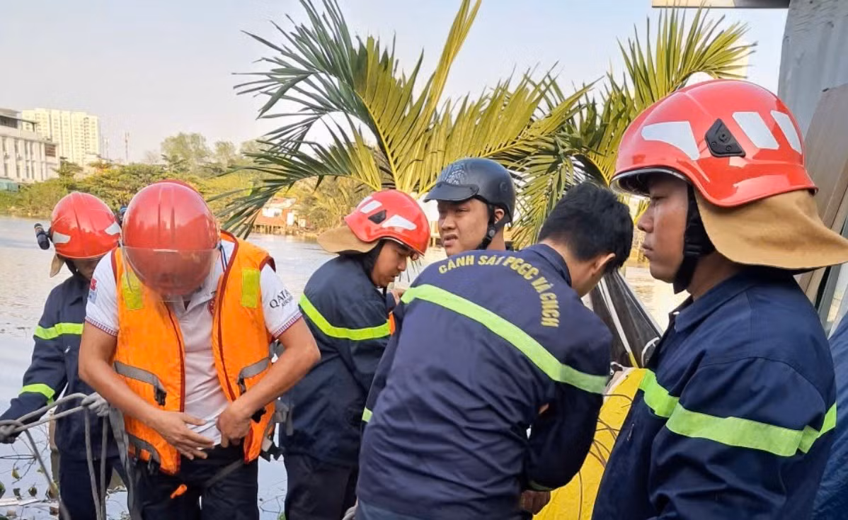 Lặn mò tìm kiếm tài sản trong 2 căn nhà bị sập xuống kênh Xáng -0