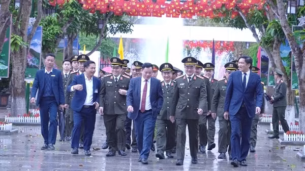 Thứ trưởng Phạm Thế Tùng dâng hương tưởng niệm Chủ tịch Hồ Chí Minh