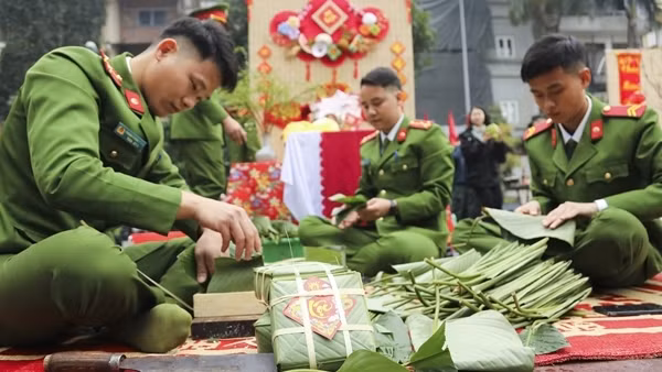 Cảnh sát cơ động trổ tài gói bánh chưng đón Tết