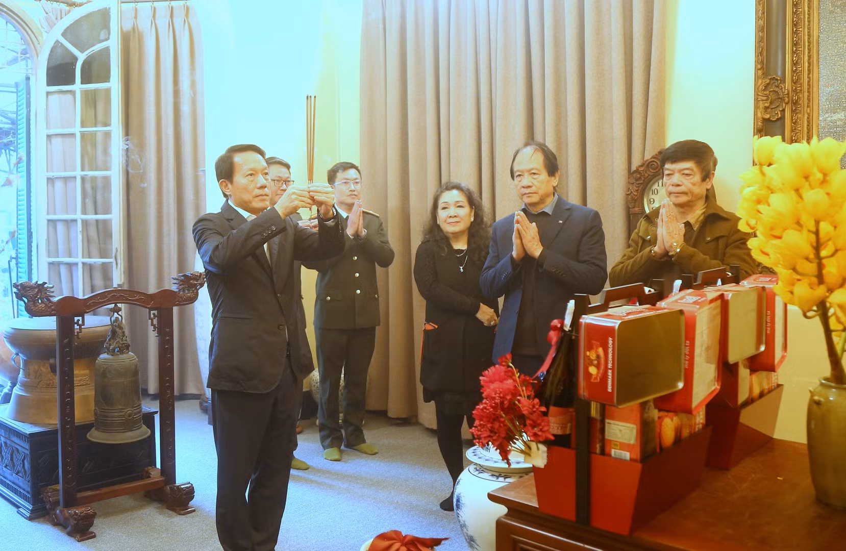 Bộ trưởng Lương Tam Quang chúc Tết, tri ân, thăm hỏi thân nhân gia đình các đồng chí cố lãnh đạo Bộ -0