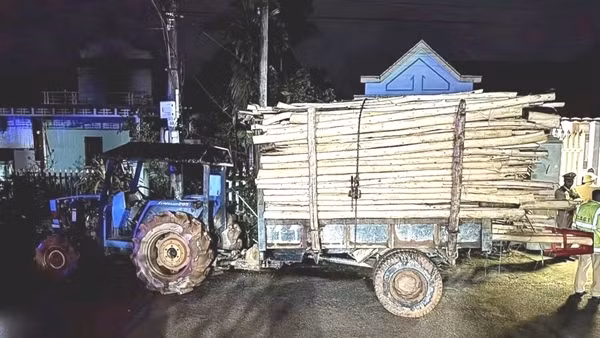 Va chạm với xe máy cày chở gỗ, 2 chị em ruột tử vong thương tâm