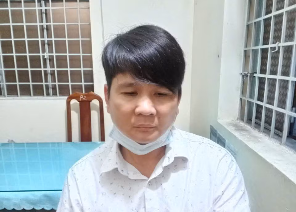 Bắt giam đối tượng ném bom xăng vào nhà dân -0
